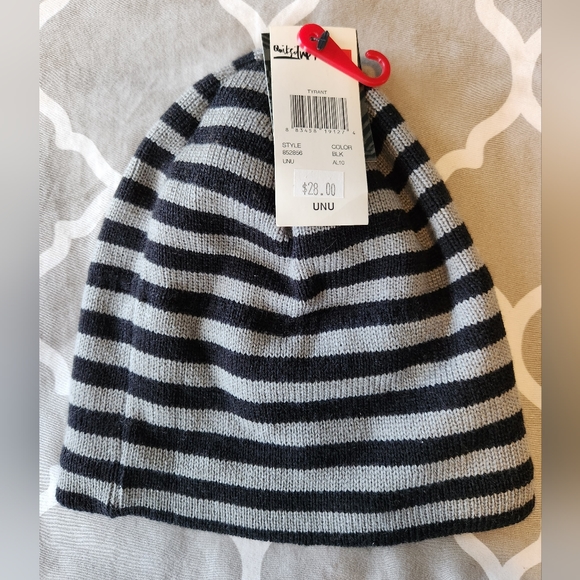 **NWT Quiksilver Gray and Black Stripe Logo Beanie - Picture 6 of 6